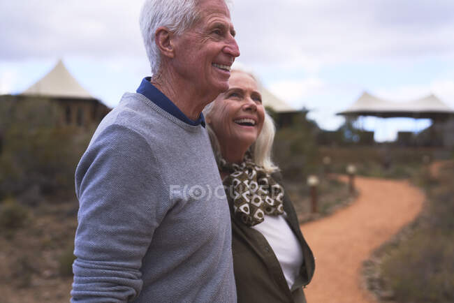 Щаслива старша пара на пішохідній доріжці поза сафарі-сафарі — стокове фото