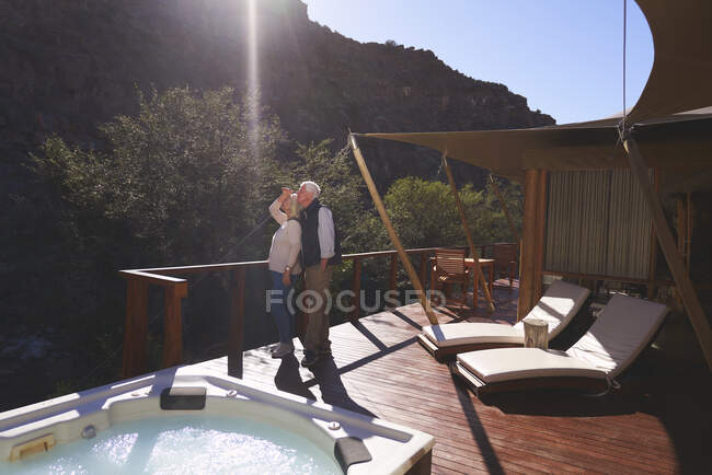 Couple sénior sur le luxe ensoleillé safari lodge hôtel balcon — Photo de stock