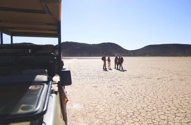 Екскурсійна група Сафарі в сонячній посушливій пустелі Південної Африки. — стокове фото