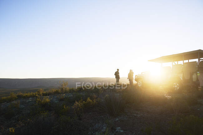 Safari-Reisegruppe auf sonnigem Hügel bei Sonnenaufgang Südafrika — Stockfoto
