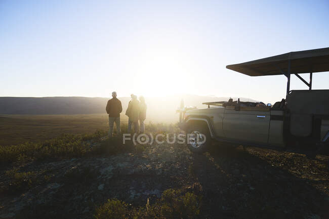 Safari-Reisegruppe und Geländewagen auf Hügel bei Sonnenaufgang Südafrika — Stockfoto
