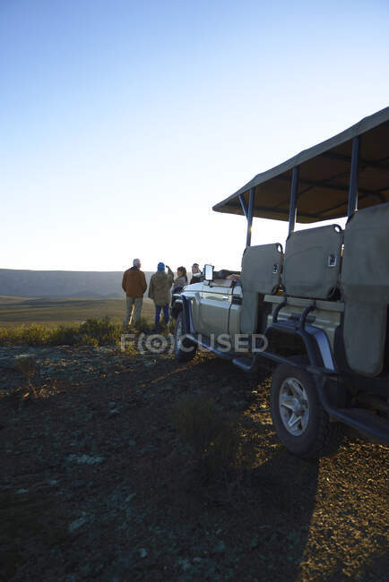 Safari-Reisegruppe und Geländewagen auf Hügel in Südafrika — Stockfoto