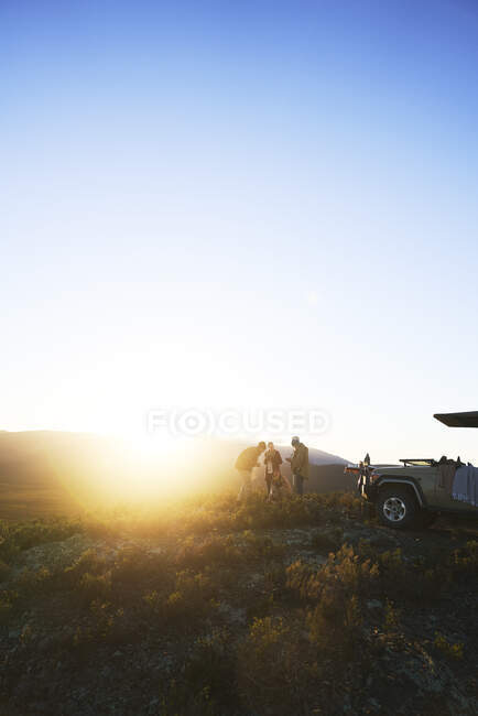 Safari grupo de gira en la colina soleada al amanecer Sudáfrica - foto de stock