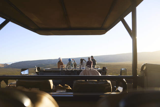 Тур Сафарі група, що розглядає позашляховий транспортний засіб ПАР — стокове фото