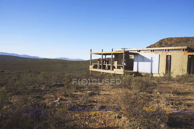Amigos na varanda ensolarada da cabine de safári África do Sul — Fotografia de Stock