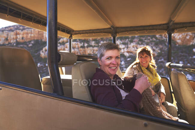Retrato feliz maduro mulheres amigos no safari off-road veículo — Fotografia de Stock