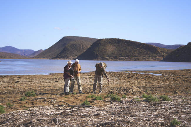 Гид-сафари, объясняющий туристам пути животных в ЮАР — стоковое фото