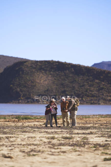 Safari tour gruppo sulla riserva naturale soleggiata Sud Africa — Foto stock