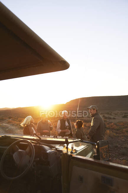 Safari tour di gruppo bere champagne al tramonto Sud Africa — Foto stock