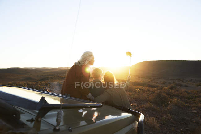 Donne anziane amiche in safari scattare selfie con bastone selfie — Foto stock