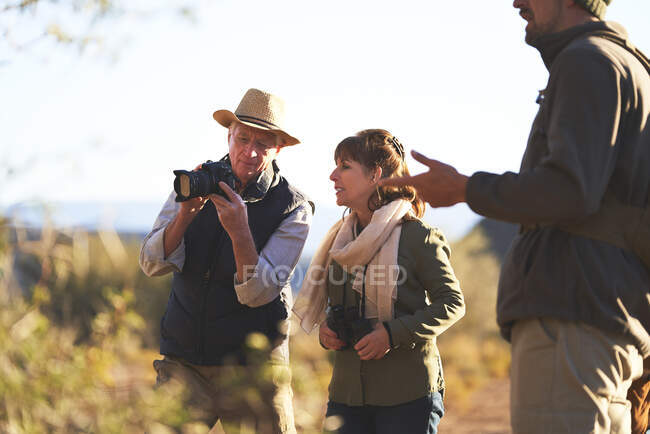 Couple aîné en safari avec appareil photo numérique — Photo de stock