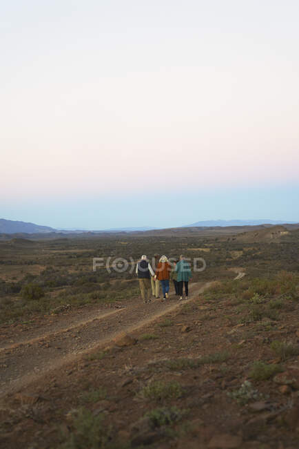 Safari grupo de turismo andando ao longo da estrada de terra na reserva de vida selvagem remota — Fotografia de Stock