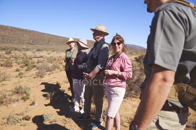 Donna felice godendo safari con gli amici Sud Africa — Foto stock