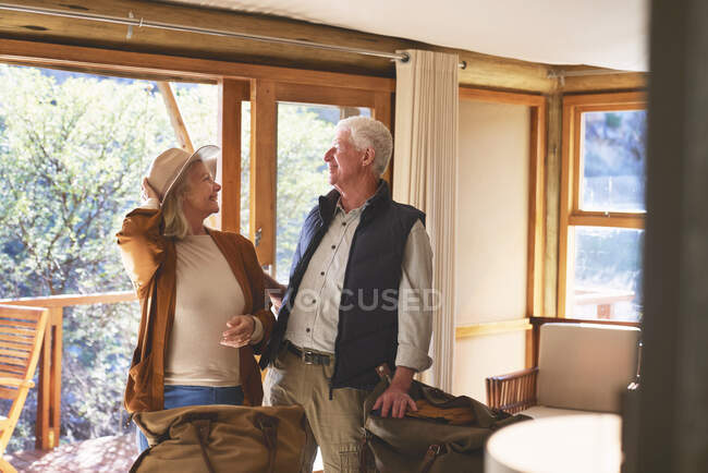 Feliz pareja de ancianos juguetones en la habitación del hotel safari lodge - foto de stock