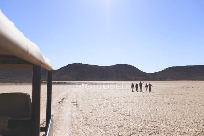 Safari tour guide and group sunny arid wildlife reserve South Africa — Stock Photo