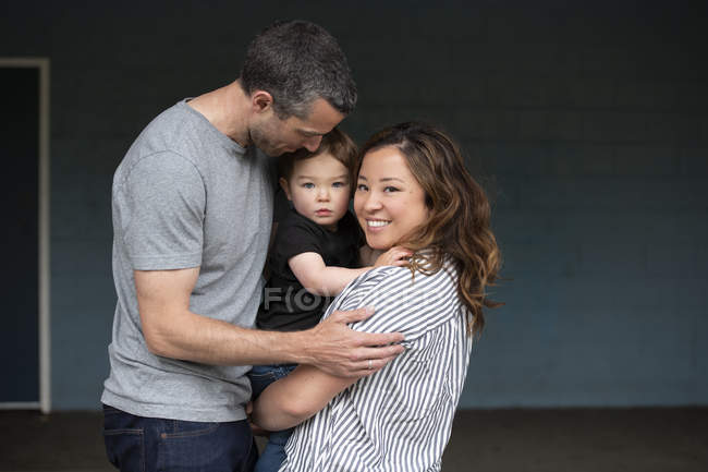 Retrato feliz multiétnico jovem família — Fotografia de Stock