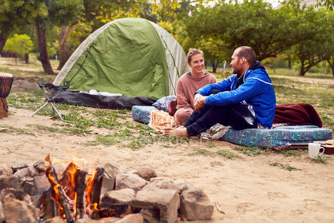 Casal jovem acampando conversando no acampamento — Fotografia de Stock
