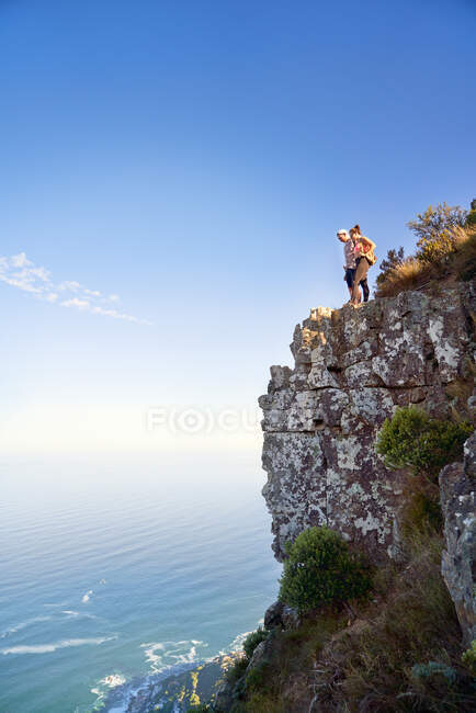 Paar auf Klippe über sonnigem Ozean Kapstadt Südafrika — Stockfoto