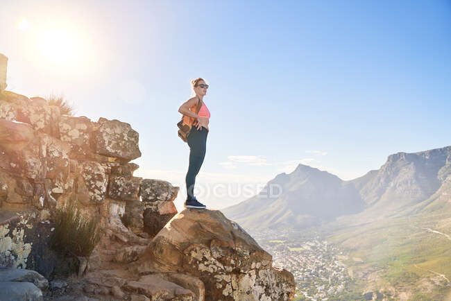 Young female hiker on sunny cliff Cape Town South Africa — Stock Photo