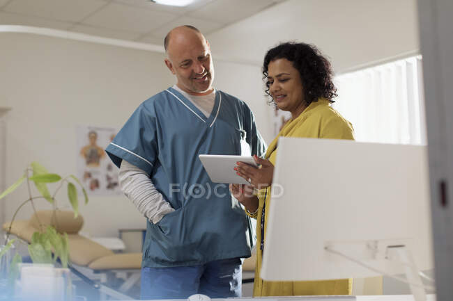 Consultoria médica, usando tablet digital em consultório médico — Fotografia de Stock