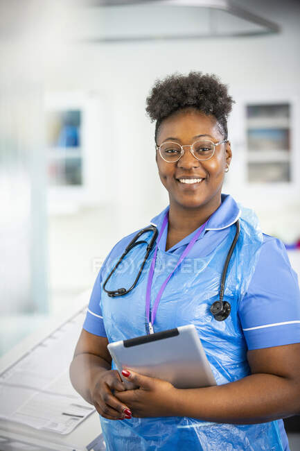 Retrato enfermeira confiante com tablet digital — Fotografia de Stock