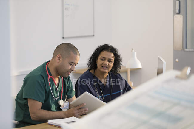 Лікарі, які використовують цифровий планшет у клініці — стокове фото
