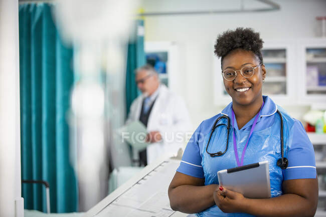 Porträt selbstbewusste Krankenschwester mit digitalem Tablet im Krankenhaus — Stockfoto