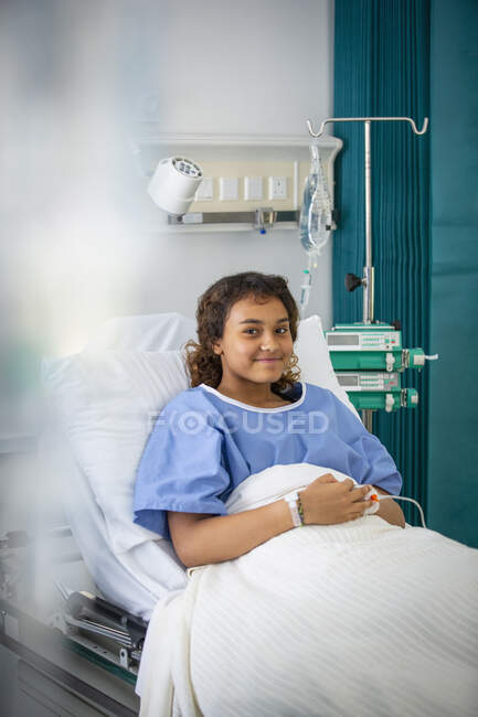 Портрет усміхнених дівчат у лікарняному ліжку. — стокове фото