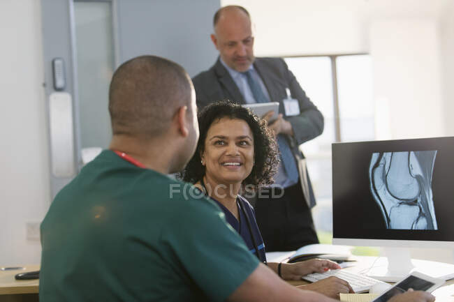Infermiere che discutono di radiografia digitale al computer nello studio medico — Foto stock