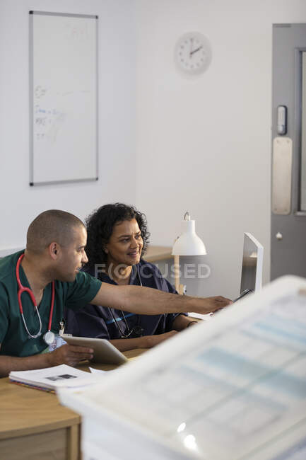 Enfermeiros que trabalham no computador na clínica — Fotografia de Stock