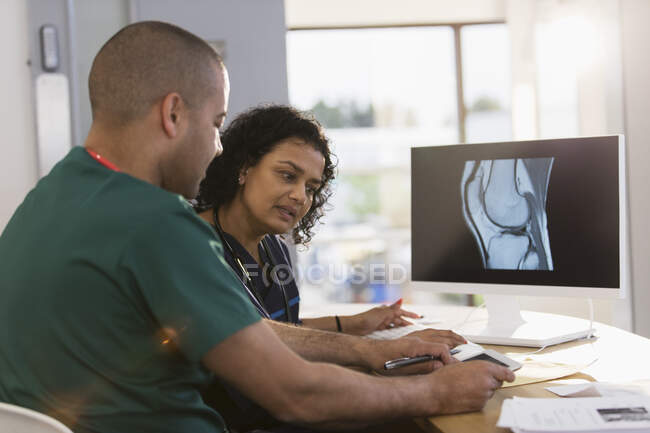 Медсестри обговорюють цифровий рентген у клініці. — стокове фото