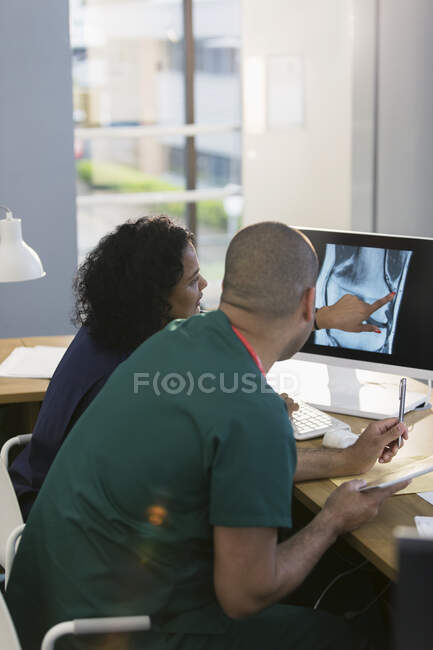 Enfermeiros discutem raio-X digital em computador na clínica — Fotografia de Stock