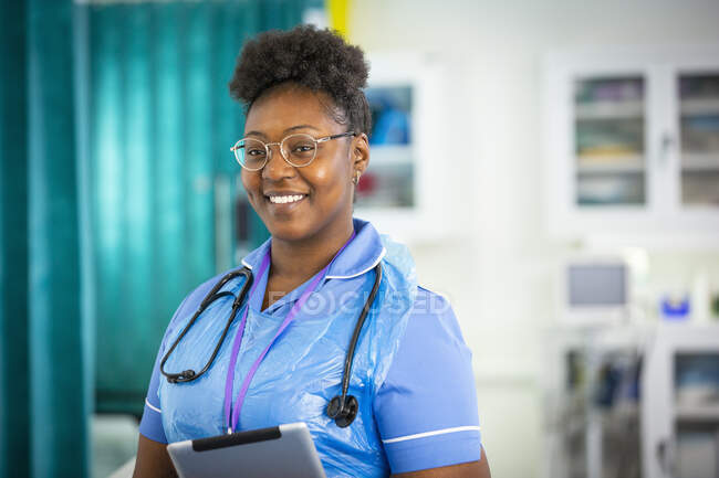Portrait confident female nurse with digital tablet in hospital — Stock Photo