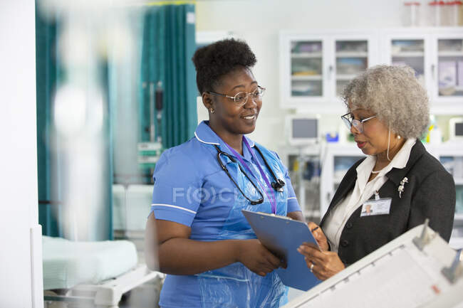 Médico y enfermera haciendo rondas en el hospital - foto de stock