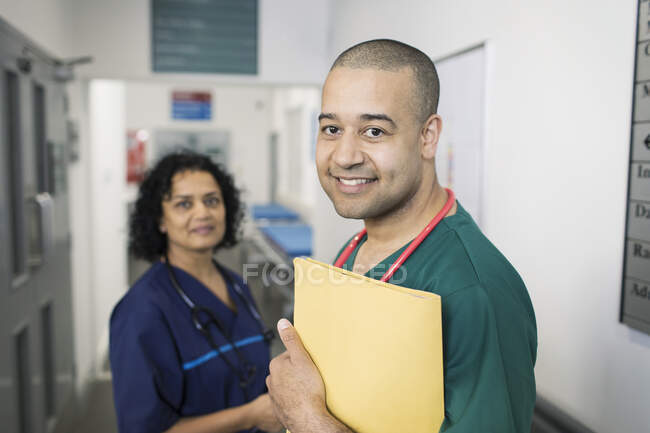 Портрет уверенных врачей в коридоре больницы — стоковое фото