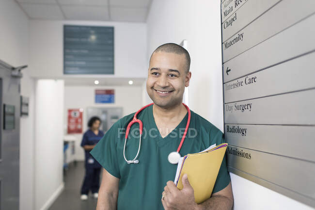 Портрет усміхнений, впевнений чоловічий хірург у лікарняному коридорі — стокове фото