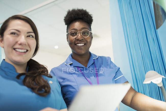 Ritratto sorridente, medico e infermiera fiduciosa in ospedale — Foto stock