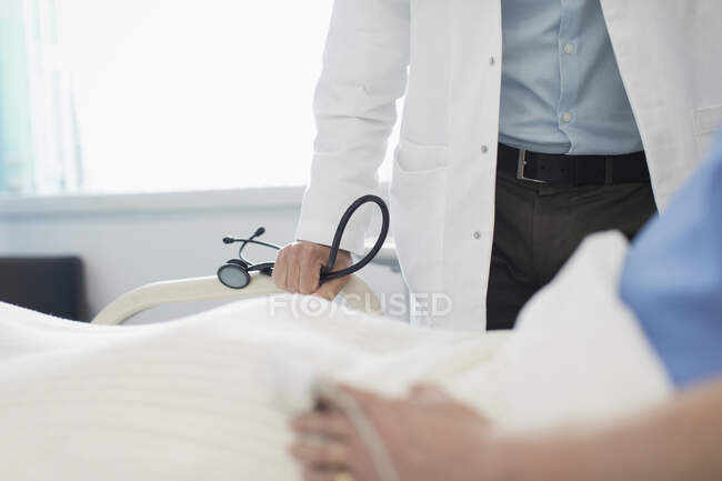 Médico a fazer rondas, a verificar o paciente no quarto do hospital — Fotografia de Stock