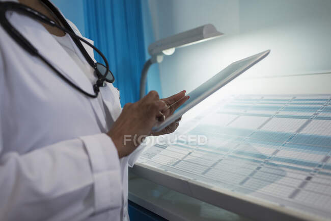 Close up médico feminino usando tablet digital no quarto do hospital — Fotografia de Stock