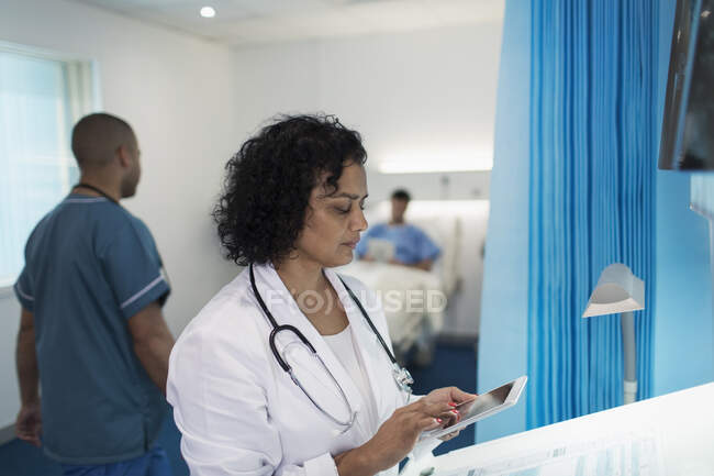 Médica usando tablet digital no quarto do hospital — Fotografia de Stock