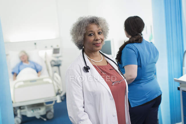 Портрет уверенной женщины старшего врача в палате больницы — стоковое фото