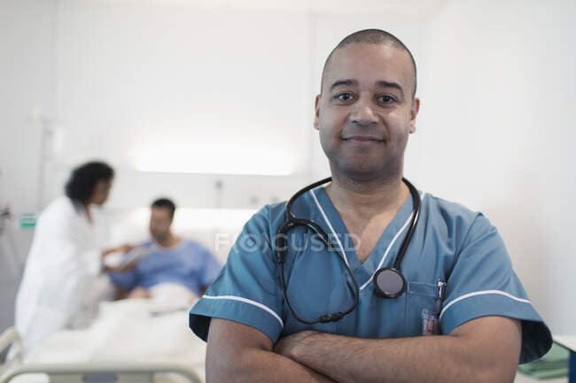 Портрет впевнена медсестра чоловічої статі в лікарняній кімнаті — стокове фото