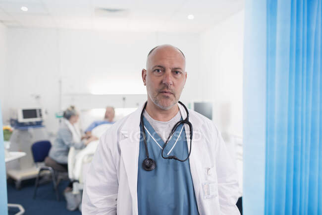 Retrato seguro, médico masculino serio en la habitación del hospital - foto de stock