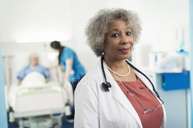 Ritratto medico donna anziana fiduciosa in camera d'ospedale — Foto stock