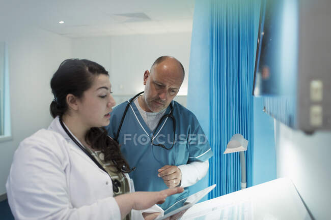 Medici che utilizzano tablet digitale in camera d'ospedale — Foto stock