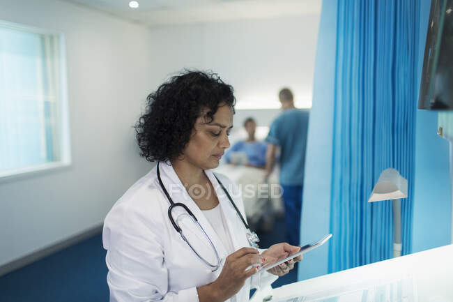 Médica focada usando tablet digital no quarto do hospital — Fotografia de Stock