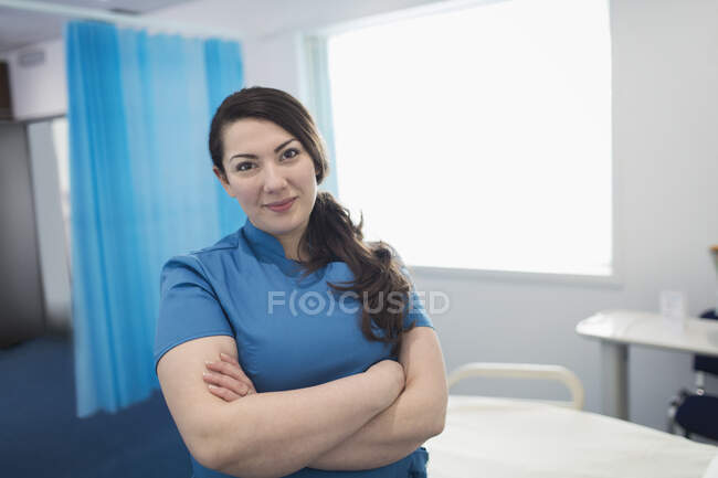 Retrato confiante enfermeira feminina no quarto do hospital — Fotografia de Stock