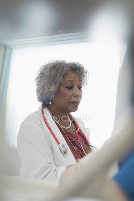 Senior female doctor making rounds in hospital — Stock Photo