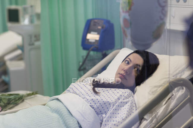 Paciente femenina descansando en cama de hospital - foto de stock