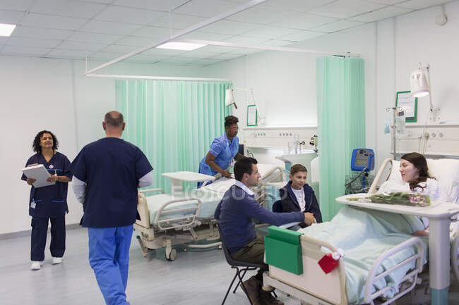 Ärzte, Krankenschwestern, Patienten und Besucher auf der Krankenstation — Stockfoto
